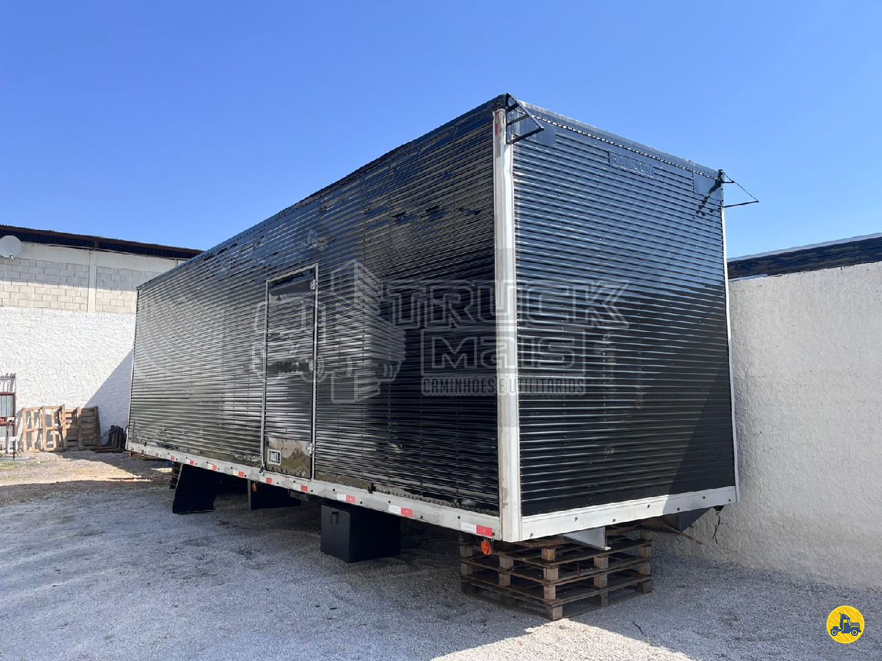 CARROCERIA SOBRE CHASSI  TRUCK BAU FURGAO Truck Mais Caminhões e Utilitários CURITIBA PARANÁ PR